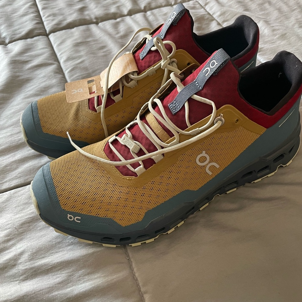 Brand new, Never worn Oncloud Cloudultra Running Shoes. Color:Bronze/Navy.